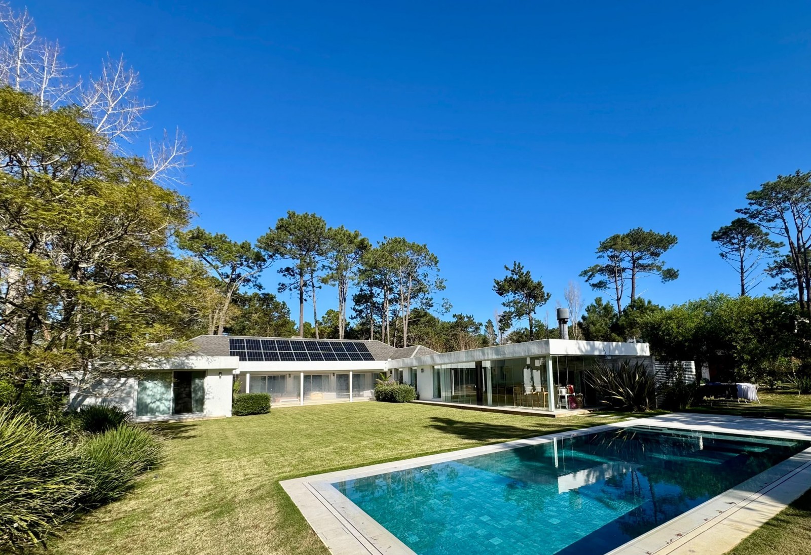 Casa en venta y alquiler en Laguna Blanca con piscina